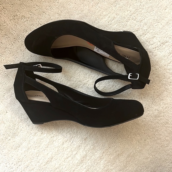 SOLD - NWT Black Me Too Wedge Strap Heels Size 11W **DO NOT BUY** - Picture 1 of 7